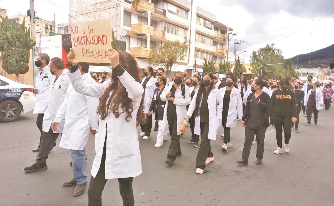 La movilización de médicos partió ayer del Hospital General. Foto: Especial