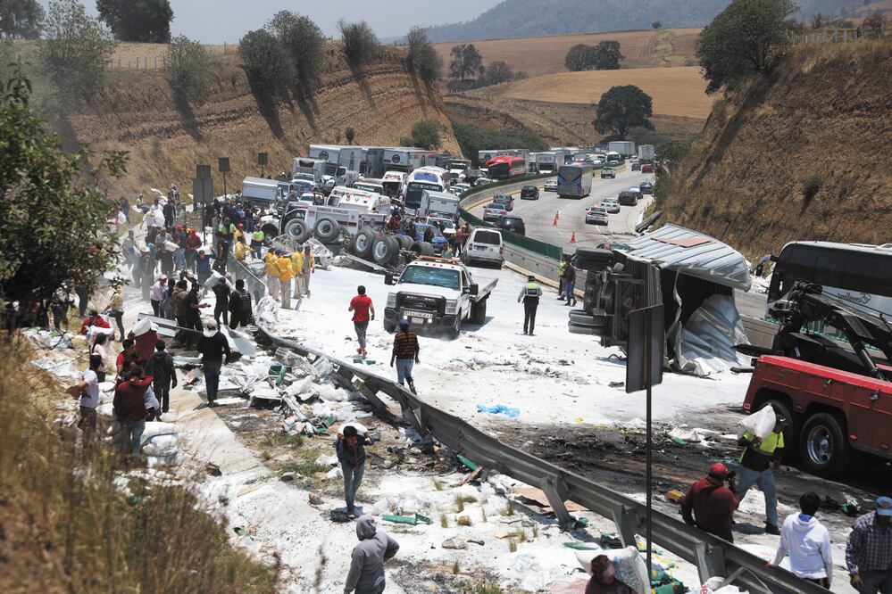 El tráiler que transportaba 20 toneladas de azúcar se quedó sin frenos en una zona de curvas de la autopista México-Puebla e impactó una camioneta. La vialidad se mantuvo cerrada por seis horas. Foto: de Iván Montaño. El Universal