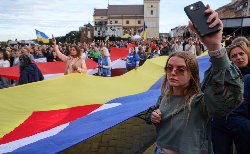 Ciudadanos ucranianos residentes en Polonia portan una pancarta gigante con los colores de la bandera ucraniana para conmemorar el Día de la Independencia de Ucrania en la Plaza del Castillo de Varsovia, Polonia, el 24 de agosto de 2025. La manifestación fue organizada por la iniciativa Euromaidán Varsovia y la Fundación "Stand with Ukraine". Foto: EFE