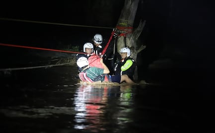 Rescatan a 25 personas atrapadas por la corriente del río Ramos en Nuevo León