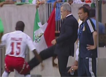 El día que Javier Aguirre pateó a un jugador de Panamá en la Copa Oro; ¿por qué lo hizo?