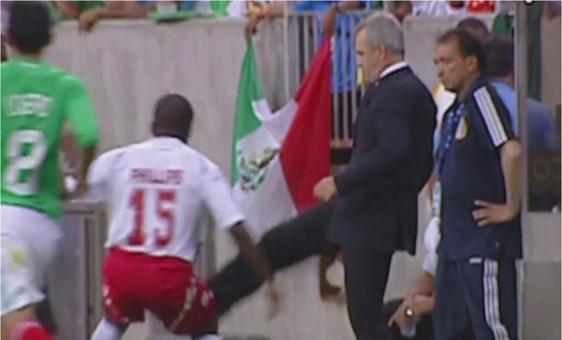 El día que Javier Aguirre pateó a Ricardo Phillips. FOTO: Captura de video