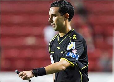 Llaman en canción "árbitro basura" a César Ramos Palazuelos