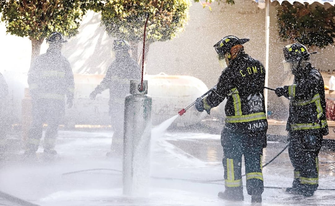 Bomberos realizaron un ejercicio sobre cómo mitigar un incendio de un tanque de gas. Foto: Berenice Fregoso. EL UNIVERSAL