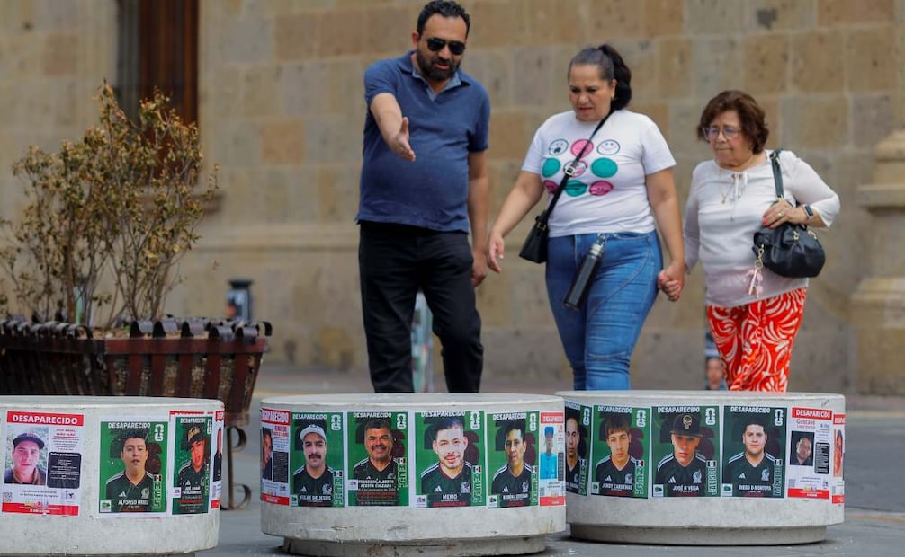 Familiares de personas desaparecidas en Jalisco (oeste) convirtieron las fichas de búsqueda en tarjetas similares a las del álbum de jugadores del Mundial 2026 para visibilizar los más de 130.000 casos de desaparición forzada en México. (07/06/26) Foto: EFE