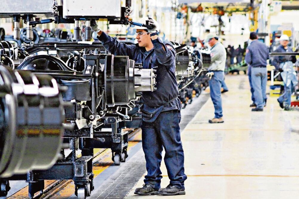 En inversión extranjera, la industria automotriz captó 5 mil 447 millones de dólares de enero a septiembre, 23% del total del capital que llegó al país. (ARCHIVO EL UNIVERSAL)