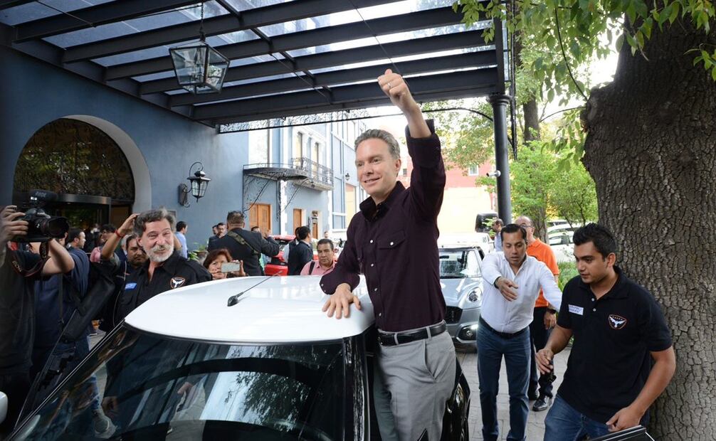 Manuel Velasco maneja el auto eléctrico MX-3 de Zacua. Foto: Especial