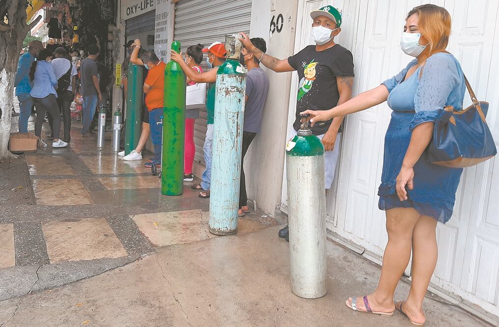 Ante el aumento de casos de coronavirus en Chilpancingo, las filas volvieron a los negocios de venta de oxígeno, los cuales incrementaron el precio de los cilindros debido a la demanda. Foto: ANWAR DELGADO. EL UNIVERSAL