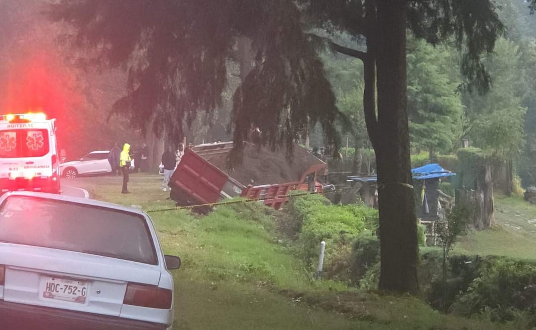 José Luis Mancilla Cueto fue asesinado sobre la carretera federal México-Cuernavaca, a donde acudieron elementos de seguridad y paramédicos (27/05/2025). Foto: Especial