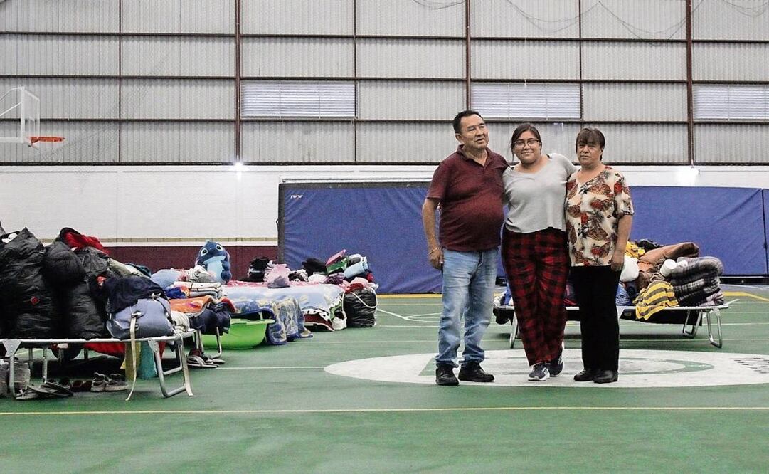 Ignacio y su familia fueron desalojados de su vivienda en Lomas de San Bernabé tras ser catalogada con riesgo estructural. Aunque de momento están en el albergue del Deportivo Oasis, no pierden la esperanza de regresar pronto a su casa. Foto: Fernanda Zamora / EL UNIVERSAL