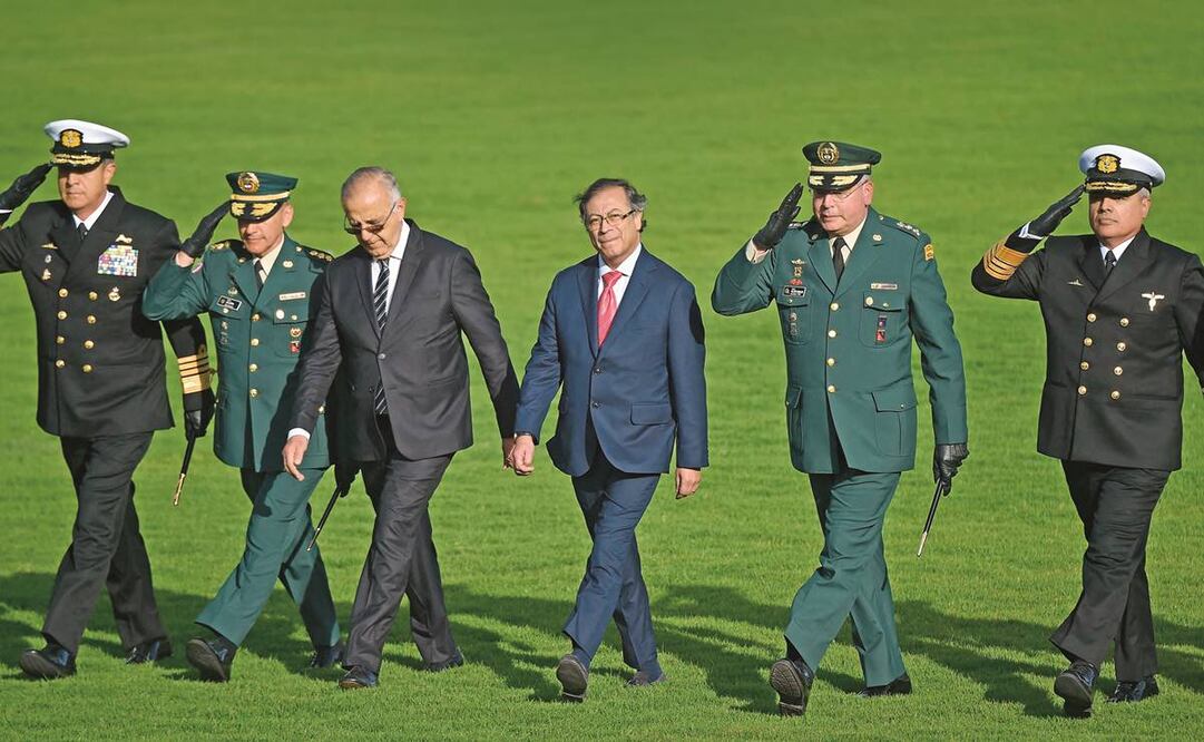 El presidente de Colombia, Gustavo Petro (centro), con los jefes del Estado Mayor Conjunto, en Bogotá, el 17 de diciembre pasado. Foto: Daniel Muñoz/ AFP