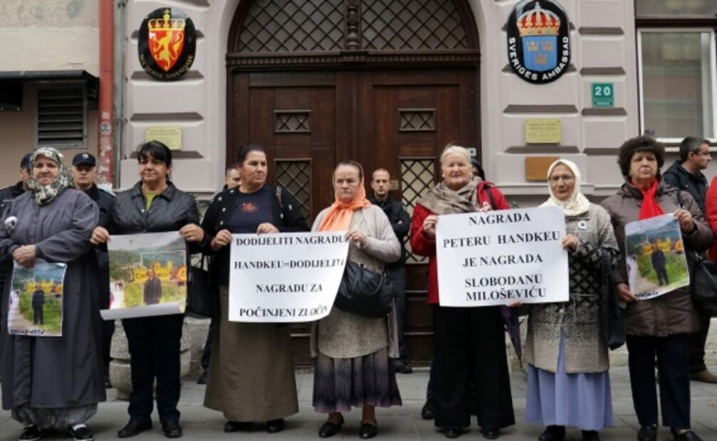 Víctimas de Guerra piden que a Peter Handke no le den el Nobel