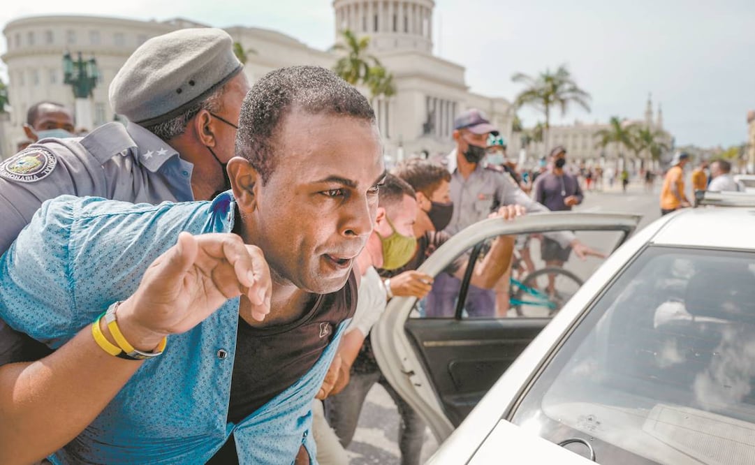 Un hombre es arrestado durante una manifestación contra el gobierno del presidente cubano Miguel Díaz-Canel en La Habana, el 11 de julio pasado. Foto: Adalberto Roque/ AFP.