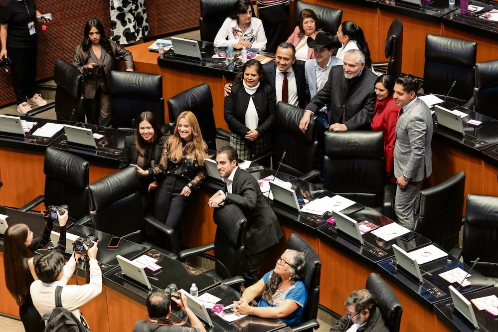 Legisladores oficialistas se tomaban fotos ayer durante la sesión del pleno del Senado de la República en la que se aprobaron las minutas enviadas por la Cámara de Diputados para la aprobación de la imposición de aranceles a productos asiáticos y la prohibición de vapeadores. Foto: Hugo Salvador / EL UNIVERSAL