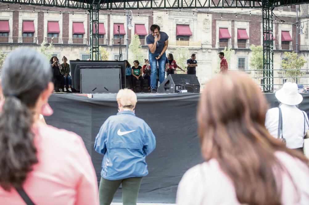 Daniel llegó a las 15:00 horas a la Plaza de la Constitución para ser de los primeros en participar en el karaoke. El micrófono se abre a las 17:00 horas. / GERMÁN ESPINOSA. EL UNIVERSAL 