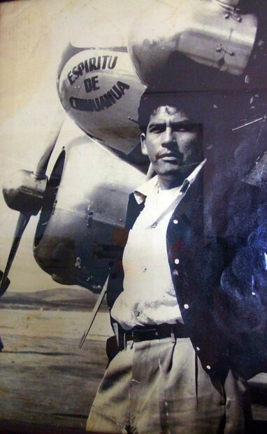 Fotografía del piloto aviador Rodolfo Amparán en pleno éxito de su carrera. Cortesía.