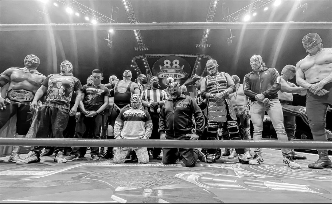 RINDEN HOMENAJE A RAZIEL EN LA ARENA MÉXICO - FOTO: ESPECIAL
