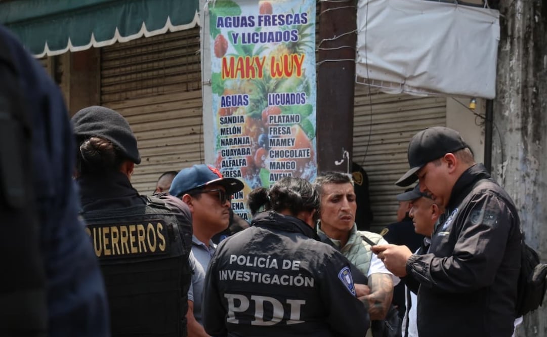 Comerciante ambulante de aguas frescas pierde la vida luego de un atentado a balazos por parte de dos hombres en motocicleta en el Centro Histórico. | 
Foto: Luis Camacho | El Universal.