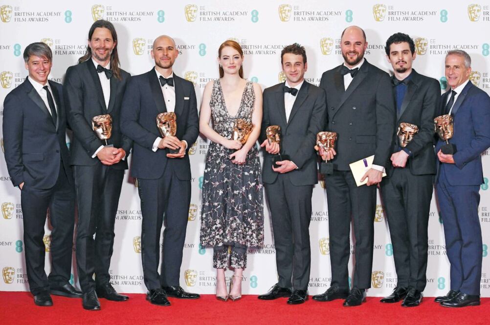 Emma Stone y Damien Chazelle (a su derecha) posan con el equipo de producción del filme. (ANDY RAIN. EFE)