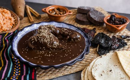 Receta de mole negro para la ofrenda de Día de Muertos