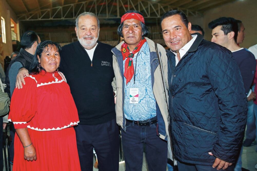 Carlos Slim, presidente de Fundación Slim, y Luis Enrique Miranda, titular de Sedesol, estrenaron en el municipio de Guachochi, Chihuahua, la nueva tecnología en beneficio de comunidades indígenas marginadas (SEDESOL)