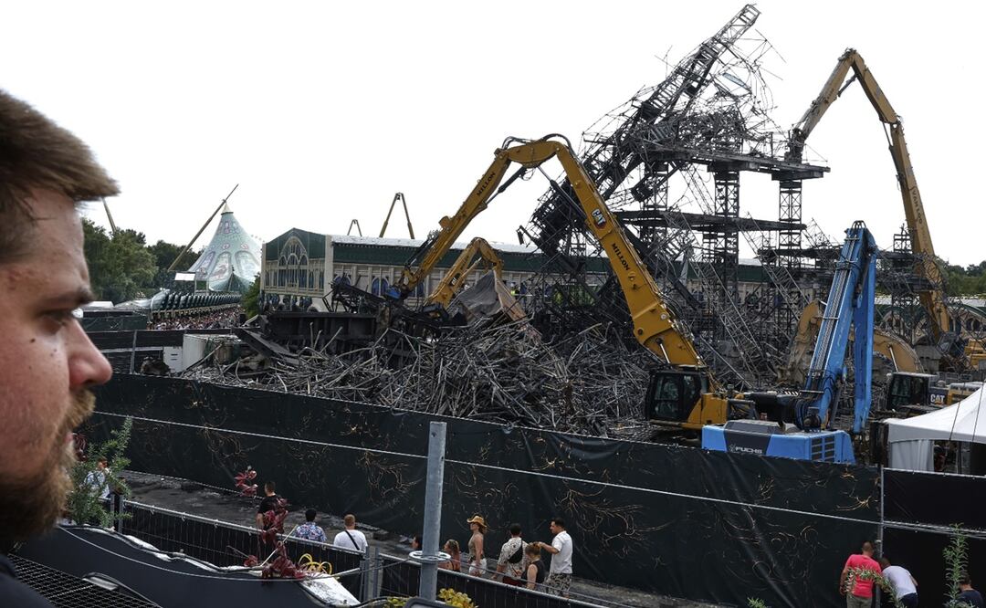 El escenario principal quemado en el festival de música Tomorrowland en Boom, Bélgica, el viernes 18 de julio de 2025, dos días después de que un gran incendio lo destruyera el miércoles. Foto:  AP/Omar Havana.