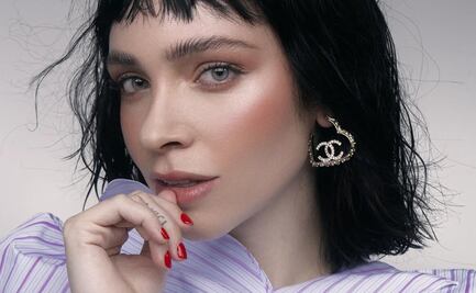 Minnie West protagoniza portada de Glamour y luce impactante top metálico