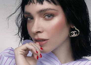 Minnie West protagoniza portada de Glamour y luce impactante top metálico