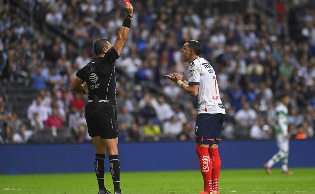 Marco Antonio Ortiz expulsa a Funes Mori / Foto: Imago7