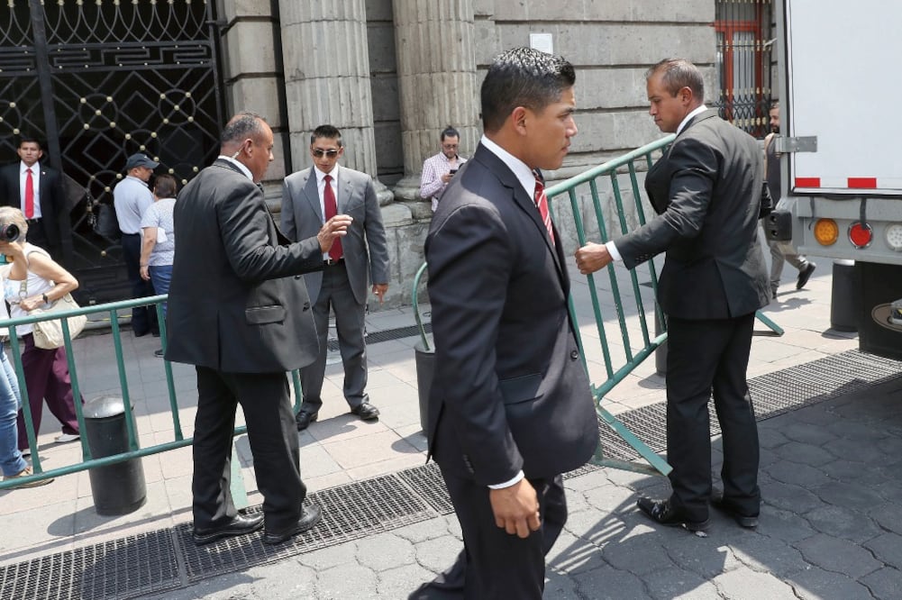 Personal del Estado Mayor Presidencial trabajó ayer en la instalación de vallas que facilitarán el acceso al Palacio de Minería. Foto: JUAN CARLOS REYES. EL UNIVERSAL