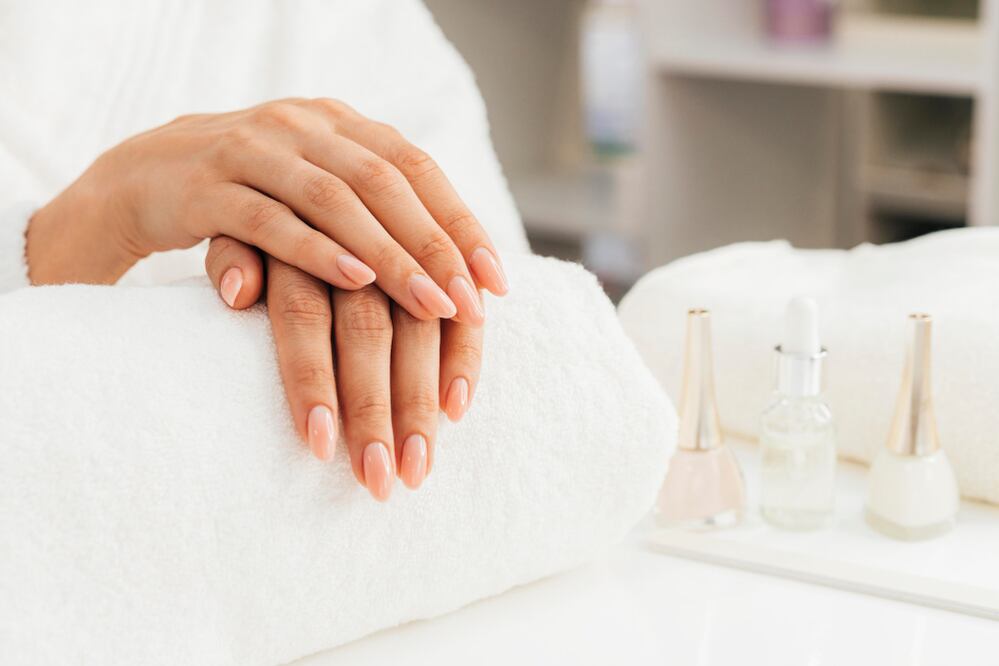 Estas manchas amarillas ocasionadas por el esmalte de uñas son reversibles. Foto: Freepik