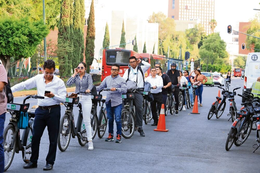 Ecobici implementa sistema para aminorar largas filas de usuarios y acortar tiempos de espera en la biciestación Buenavista. Foto de: Gabriel Pano. El Universal