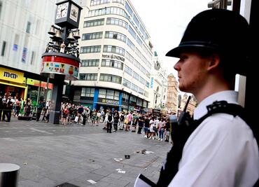 Sospechoso ataca con ácido a dos adolescentes en Londres; el agresor llevaba una máscara y huyó del lugar