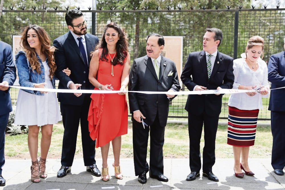 Acompañado por integrantes de su familia, el Licenciado Juan Francisco Ealy Ortiz cortó el listón inaugural de la exposición EL UNIVERSAL, 100 Años en la Vida de México. (FOTOS: IVÁN STEPHENS. EL UNIVERSAL)