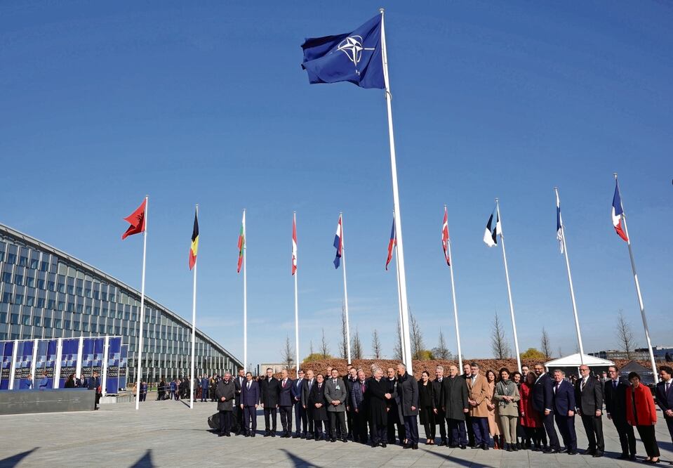 La bandera de Finlandia ondeó en la sede de la OTAN como el trigésimo primer miembro de la Alianza, a la que se incorporó ayer tras atravesar un fulgurante proceso de entrada pese a las amenazas de Rusia. Foto: Olivier Matthys/ EFE