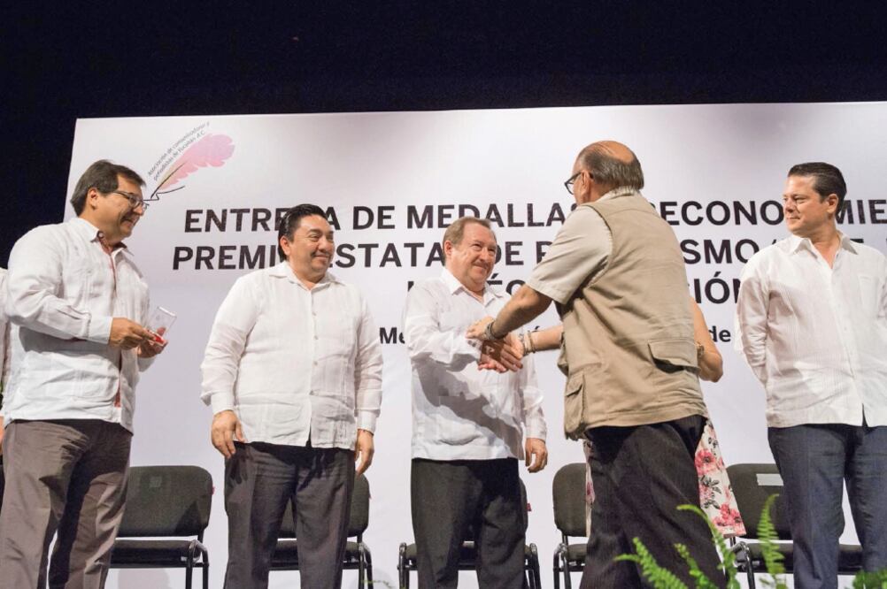 Se entregaron ayer reconocimientos del Premio Estatal de Periodismo 2017.(ESPECIAL)