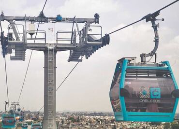 Critican al Cablebús por simular cadáveres embolsados en ofrenda del Día de Muertos