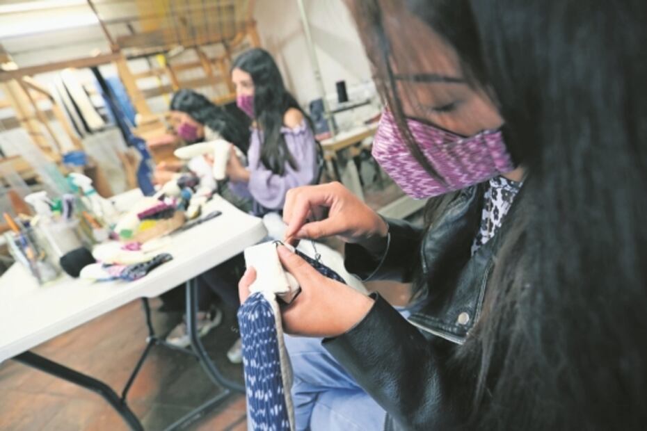 Adornan al conejo teporingo con rebozos