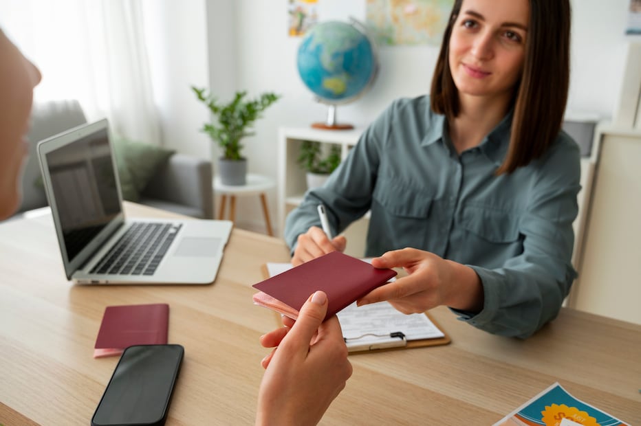 Si es momento de renovar tu pasaporte mexicano, aquí te decimos cuál es el proceso. Foto: Magnific