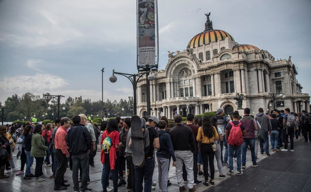 Gente formada afuera del Palacio de Bellas Artes. Foto: Archivo EL UNIVERSAL