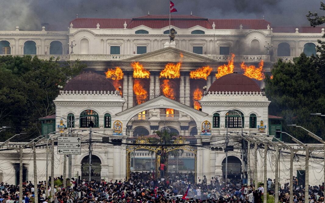 El fuego y el humo se elevan en el palacio Singha Durbar durante las violentas manifestaciones en Katmandú, Nepal, el martes 9 de septiembre de 2025. Foto: EFE/Archivo