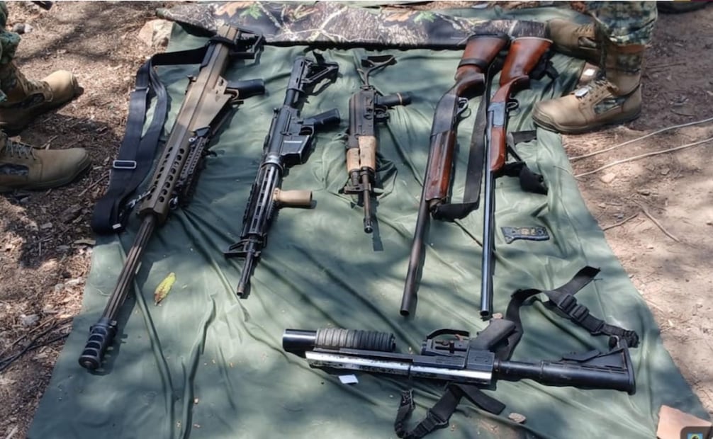 Aseguran arsenal y vehículos robados en Mazatlán. Foto: Especial