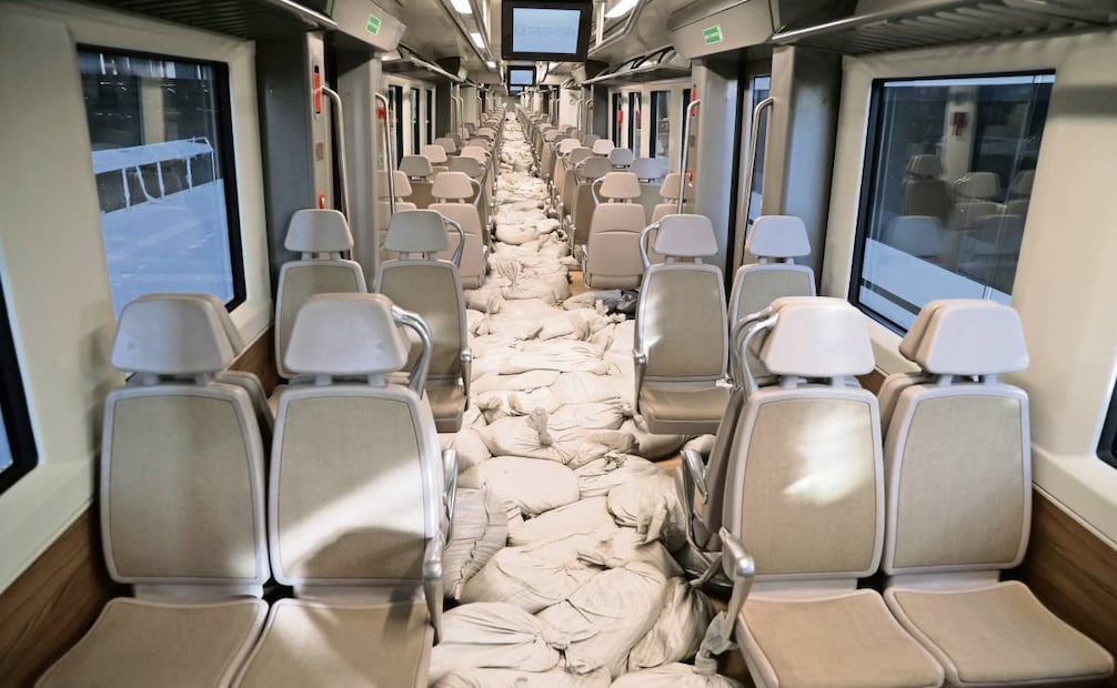 Los vagones son llenados con costales para simular la carga con pasajeros, de aproximadamente 220 toneladas por tren. Foto: Carlos Mejía / EL UNIVERSAL