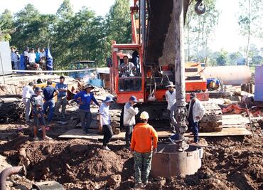 Ejército en Vietnam intenta rescatar a niño que cayó a pozo de 35 metros; lleva 4 días atrapado