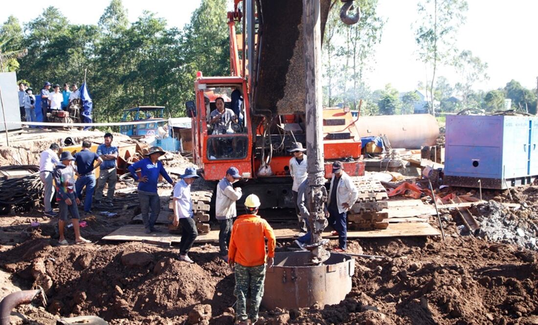 Rescatistas en el sitio donde un niño de 10 años está atrapado en un agujero de 35 metros de profundidad en la provincia de Dong Thap, Vietnam. Foto: EFE