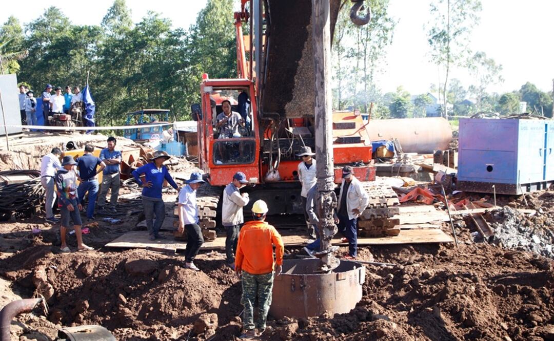 Rescatistas en el sitio donde un niño de 10 años está atrapado en un agujero de 35 metros de profundidad en la provincia de Dong Thap, Vietnam. Foto: EFE