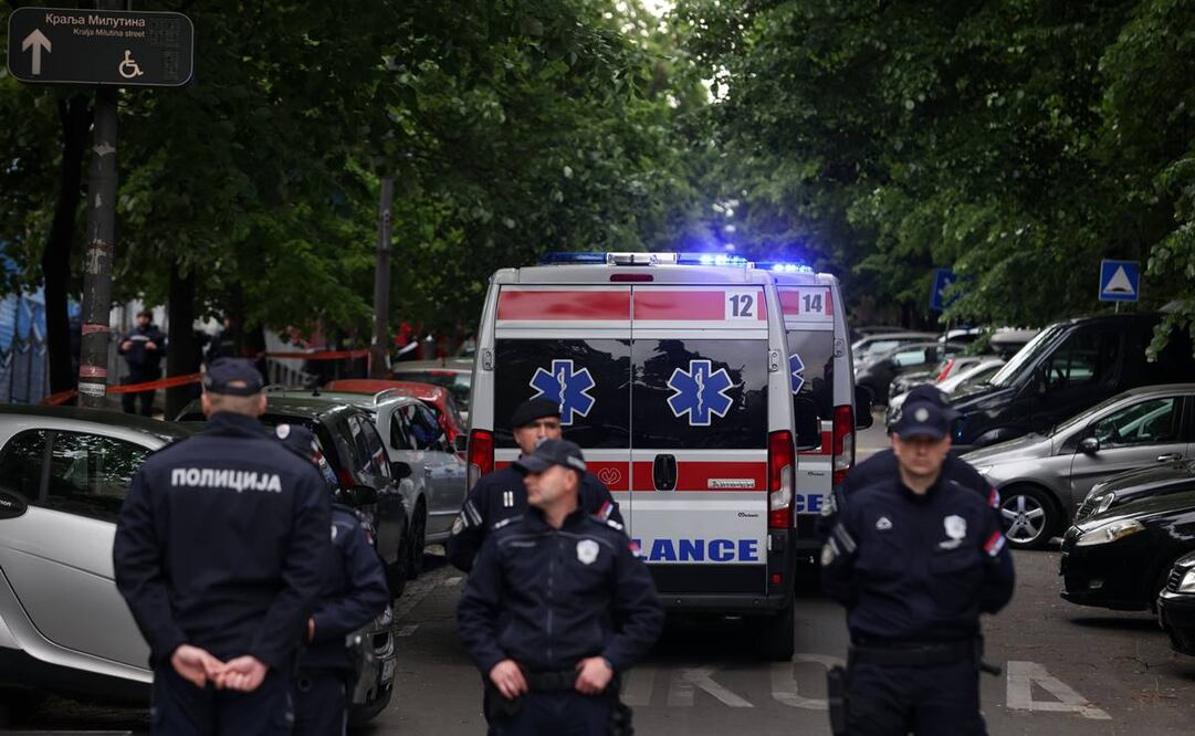 Autoridades y ambulancias durante el tiroteo previo en Serbia. Foto: EFE