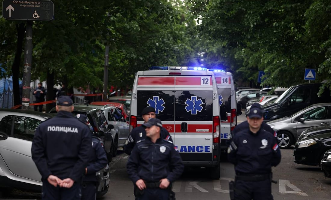Autoridades y ambulancias durante el tiroteo previo en Serbia. Foto: EFE