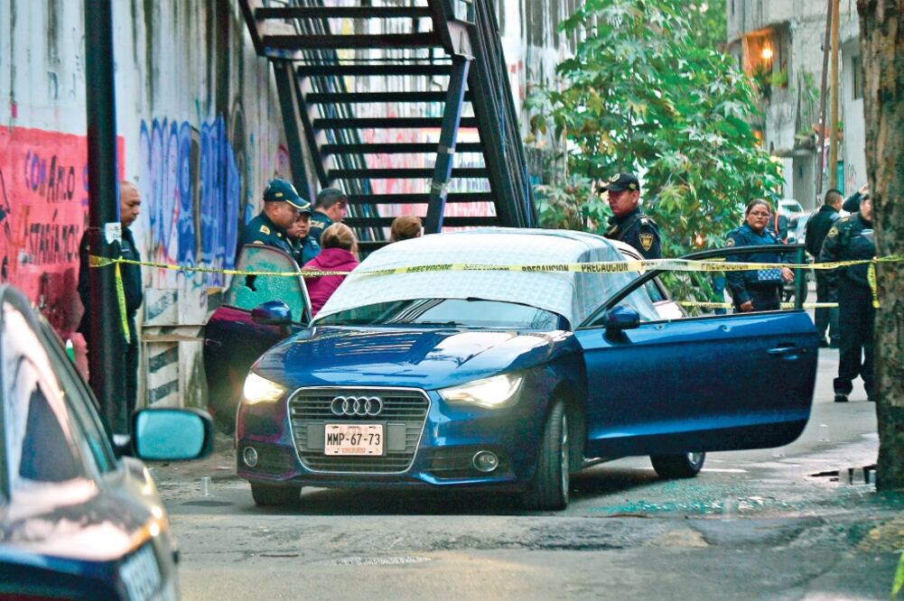 La menor de 13 años y su padre quedaron sin vida dentro del auto (izq.); los cuerpos fueron trasladados en una ambulancia del Instituto de Ciencias Forenses (der.). (HUGO GARCÍA. EL UNIVERSAL)