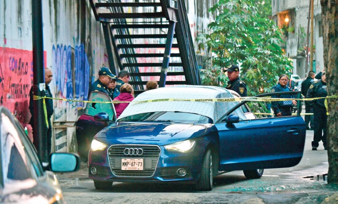 La menor de 13 años y su padre quedaron sin vida dentro del auto (izq.); los cuerpos fueron trasladados en una ambulancia del Instituto de Ciencias Forenses (der.). (HUGO GARCÍA. EL UNIVERSAL)